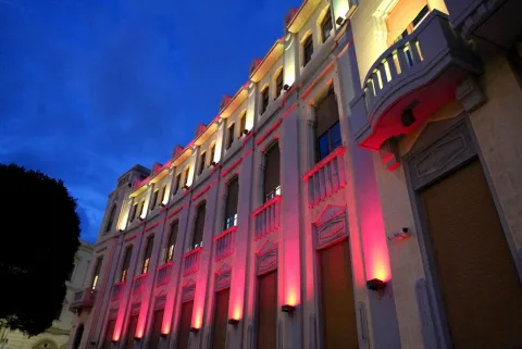 Imagen de la noticia: El Palacio de la Asamblea se ilumina con los colores de España por el 12 de octubre