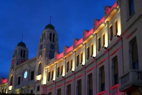 Imagen de la noticia: El Palacio de la Asamblea se ilumina con los colores de España por el 12 de octubre
