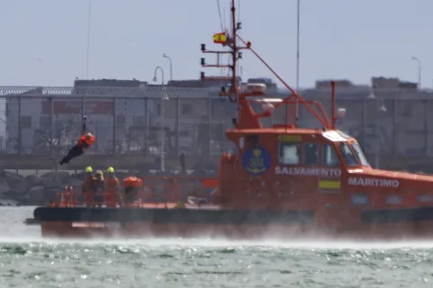 Imagen de la noticia: Salvamento Marítimo simula este sábado un rescate en la bahía de Melilla
