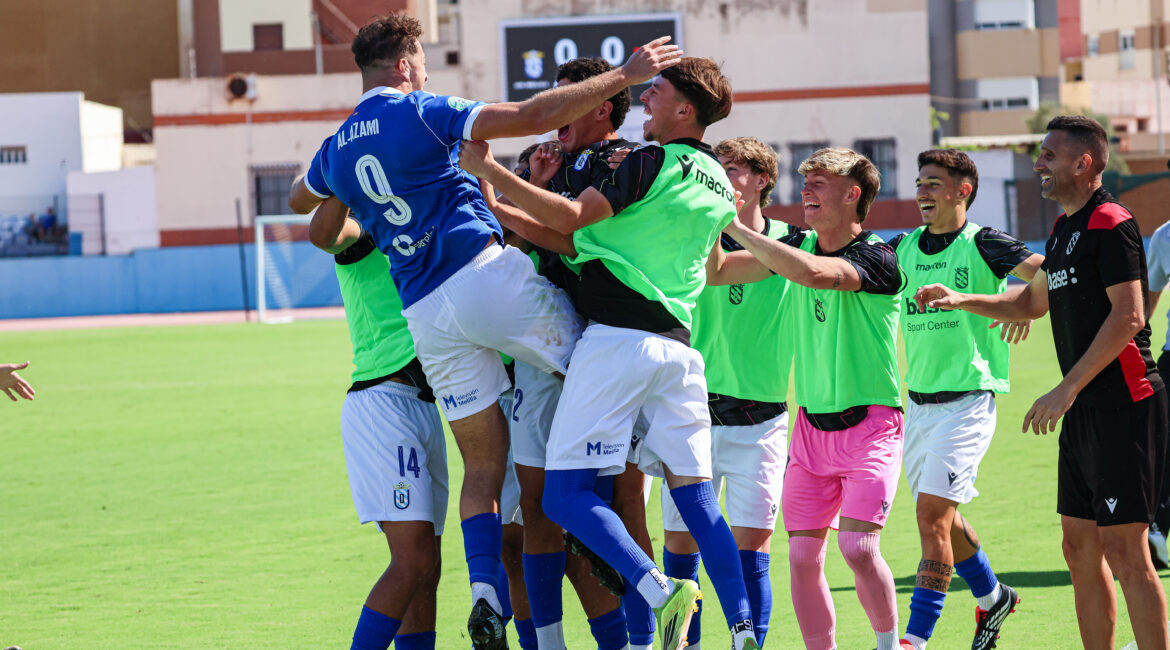 Imagen de la noticia: El Melilla suma su sexto triunfo seguido y sigue líder tras ganar 2-0 al San Pedro