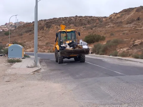 Imagen de la noticia: Medio Ambiente concluye una campaña de limpieza en cuatro zonas de Melilla
