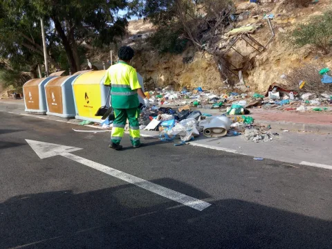 Imagen de la noticia: Medio Ambiente concluye una campaña de limpieza en cuatro zonas de Melilla