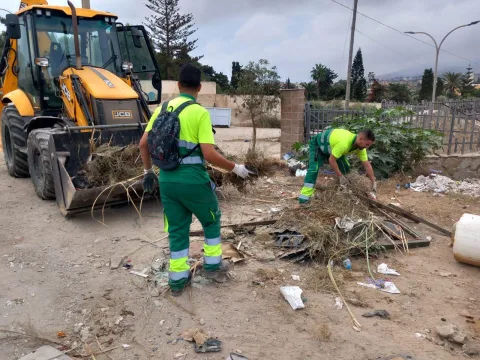 Imagen de la noticia: Medio Ambiente concluye una campaña de limpieza en cuatro zonas de Melilla
