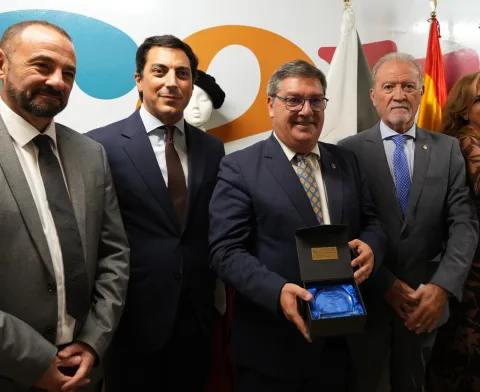 Imagen de la noticia: Francisco Díaz recibe el Giraldillo de Honor en el Encuentro de Casas Regionales de Sevilla