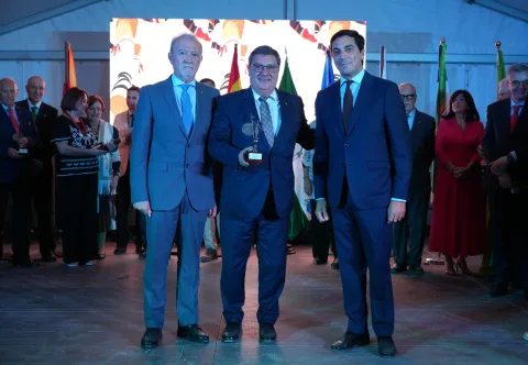Imagen de la noticia: Francisco Díaz recibe el Giraldillo de Honor en el Encuentro de Casas Regionales de Sevilla