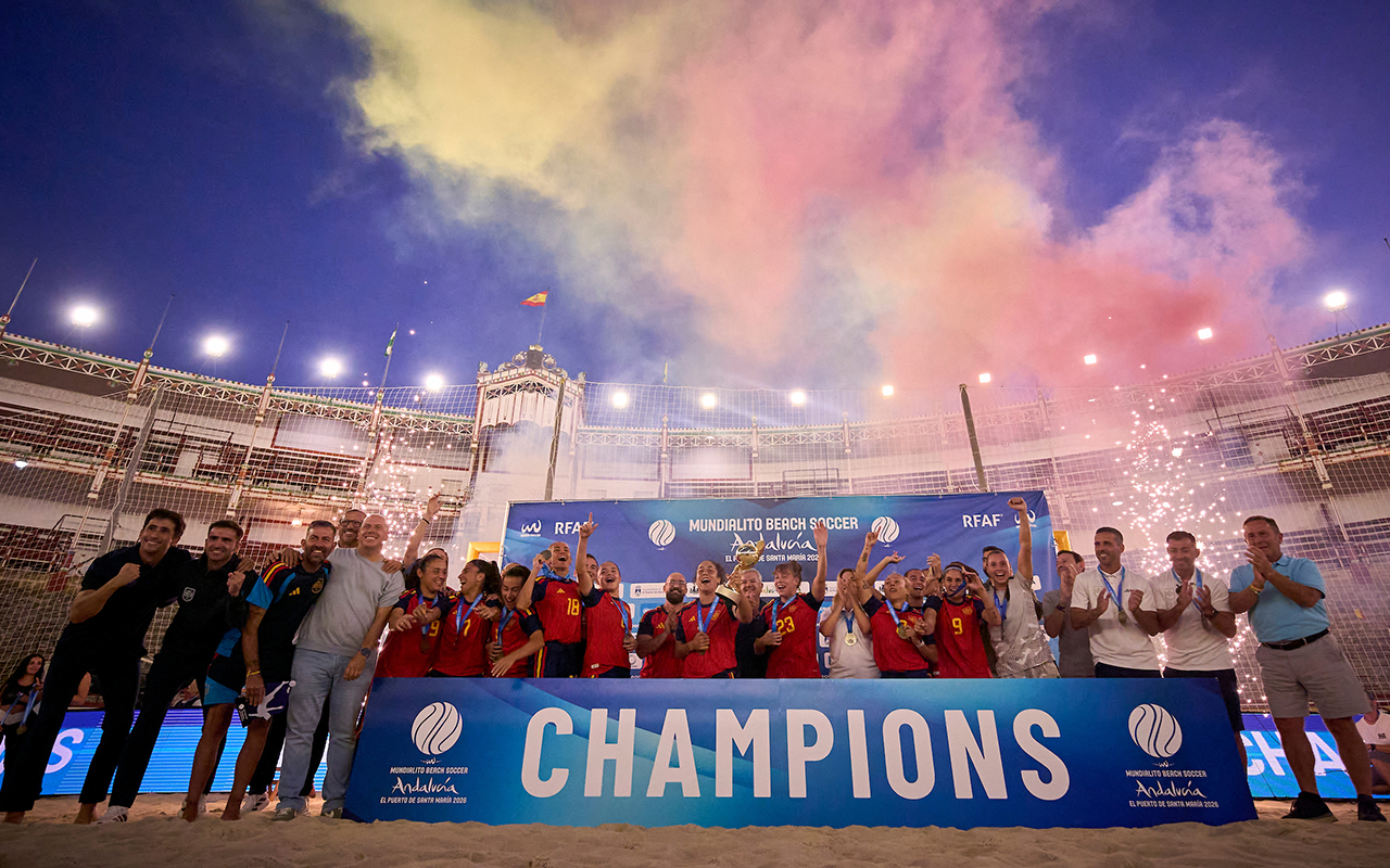 Imagen de la noticia: España gana el Mundialito de fútbol playa con seis jugadoras del Higicontrol