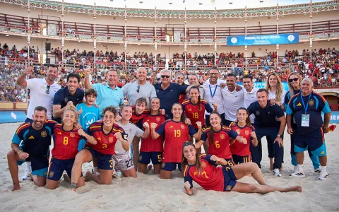 Imagen de la noticia: España gana el Mundialito de fútbol playa con seis jugadoras del Higicontrol