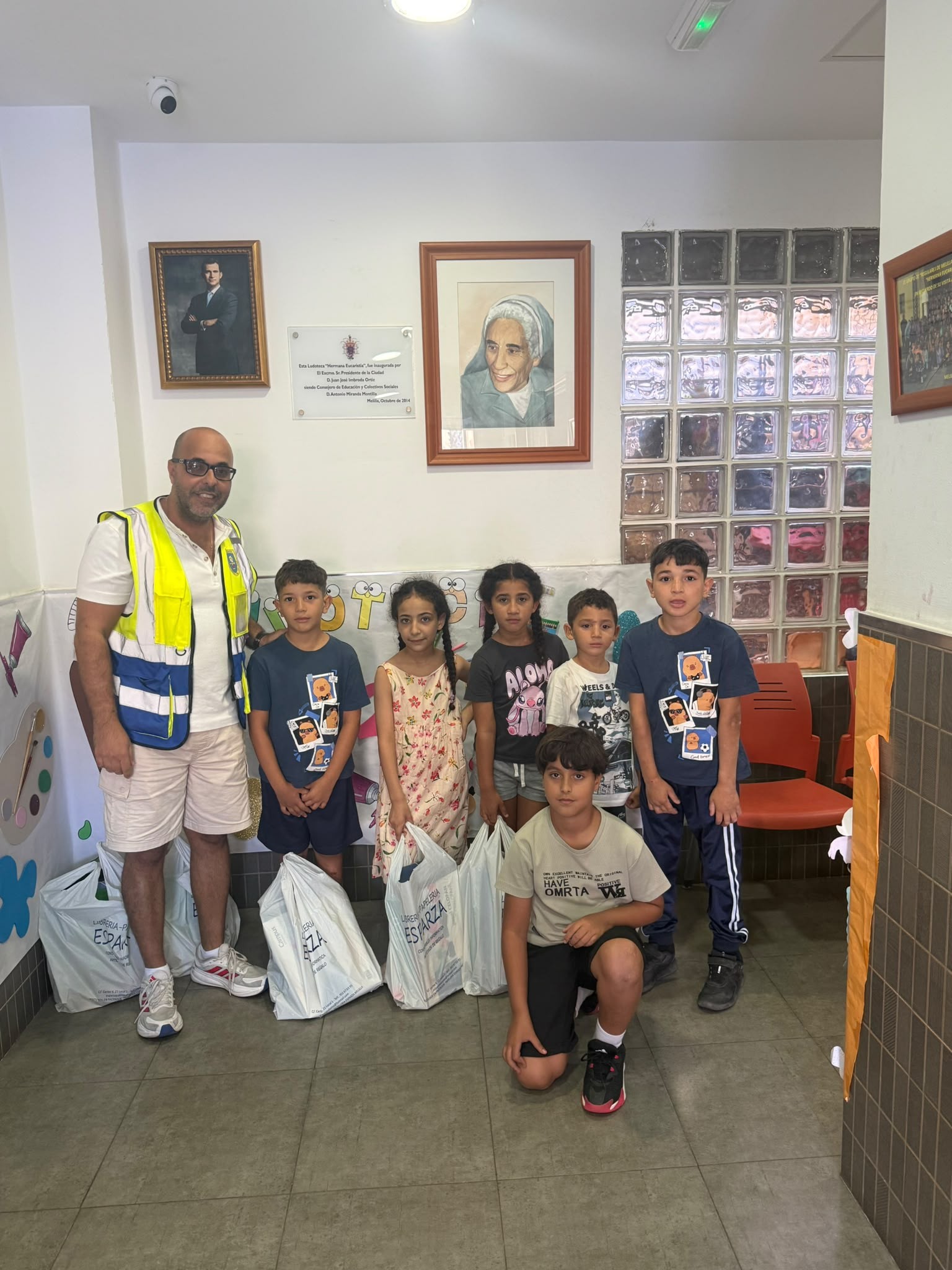 Imagen de la noticia: Mensajeros de la Paz entrega 80 mochilas con material escolar en Melilla
