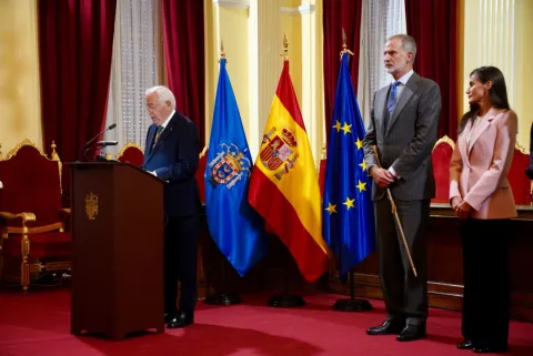 Imagen de la noticia: Imbroda entrega las Llaves de la Ciudad a los Reyes: «Melilla no es de España, es España»