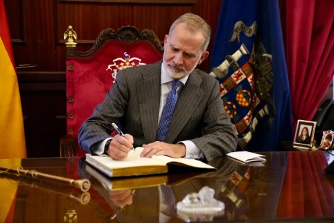 Imagen de la noticia: Imbroda entrega las Llaves de la Ciudad a los Reyes: «Melilla no es de España, es España»