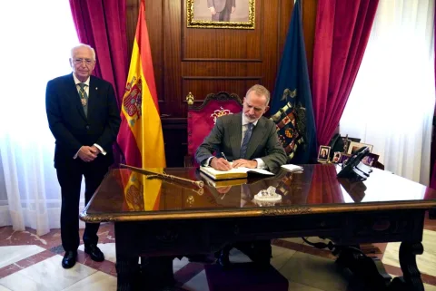 Imagen de la noticia: Imbroda entrega las Llaves de la Ciudad a los Reyes: «Melilla no es de España, es España»