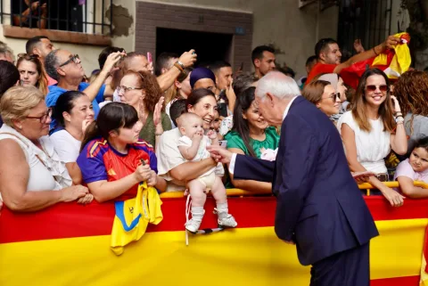 Imagen de la noticia: Los Reyes visitan el colegio Pintor Eduardo Morillas en su jornada en Melilla
