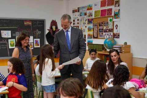 Imagen de la noticia: Los Reyes visitan el colegio Pintor Eduardo Morillas en su jornada en Melilla