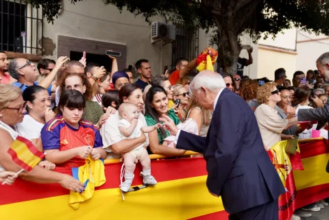 Imagen de la noticia: Los Reyes visitan el colegio Pintor Eduardo Morillas en su jornada en Melilla