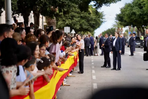Imagen de la noticia: Los Reyes visitan el colegio Pintor Eduardo Morillas en su jornada en Melilla