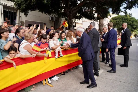 Imagen de la noticia: Los Reyes visitan el colegio Pintor Eduardo Morillas en su jornada en Melilla