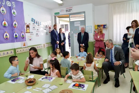 Imagen de la noticia: Los Reyes visitan el colegio Pintor Eduardo Morillas en su jornada en Melilla