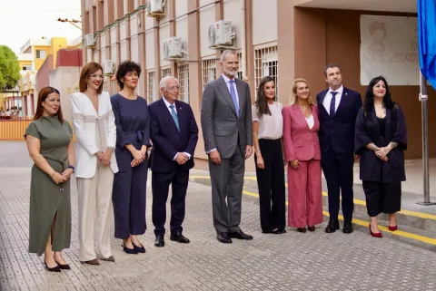 Imagen de la noticia: Los Reyes visitan el colegio Pintor Eduardo Morillas en su jornada en Melilla