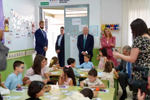 Imagen de la noticia: Los Reyes visitan el colegio Pintor Eduardo Morillas en su jornada en Melilla