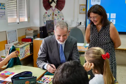 Imagen de la noticia: Los Reyes visitan el colegio Pintor Eduardo Morillas en su jornada en Melilla