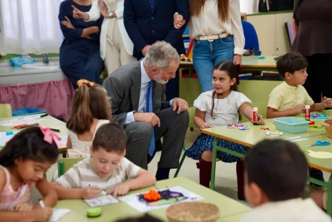 Imagen de la noticia: Los Reyes visitan el colegio Pintor Eduardo Morillas en su jornada en Melilla