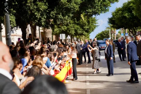 Imagen de la noticia: Los Reyes visitan el colegio Pintor Eduardo Morillas en su jornada en Melilla