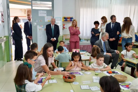 Imagen de la noticia: Los Reyes visitan el colegio Pintor Eduardo Morillas en su jornada en Melilla