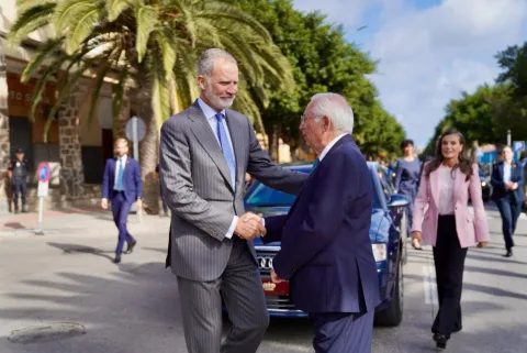 Imagen de la noticia: Los Reyes visitan el colegio Pintor Eduardo Morillas en su jornada en Melilla