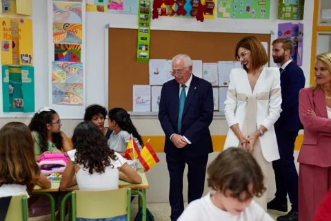Imagen de la noticia: Los Reyes visitan el colegio Pintor Eduardo Morillas en su jornada en Melilla