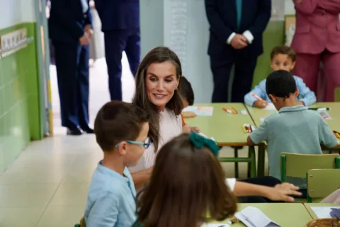 Imagen de la noticia: Los Reyes visitan el colegio Pintor Eduardo Morillas en su jornada en Melilla
