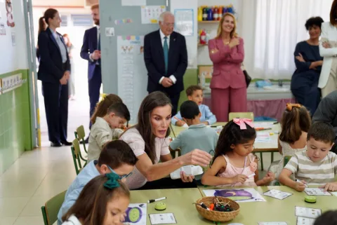 Imagen de la noticia: Los Reyes visitan el colegio Pintor Eduardo Morillas en su jornada en Melilla