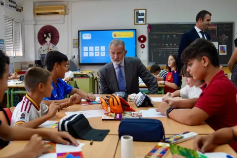 Imagen de la noticia: Los Reyes visitan el colegio Pintor Eduardo Morillas en su jornada en Melilla