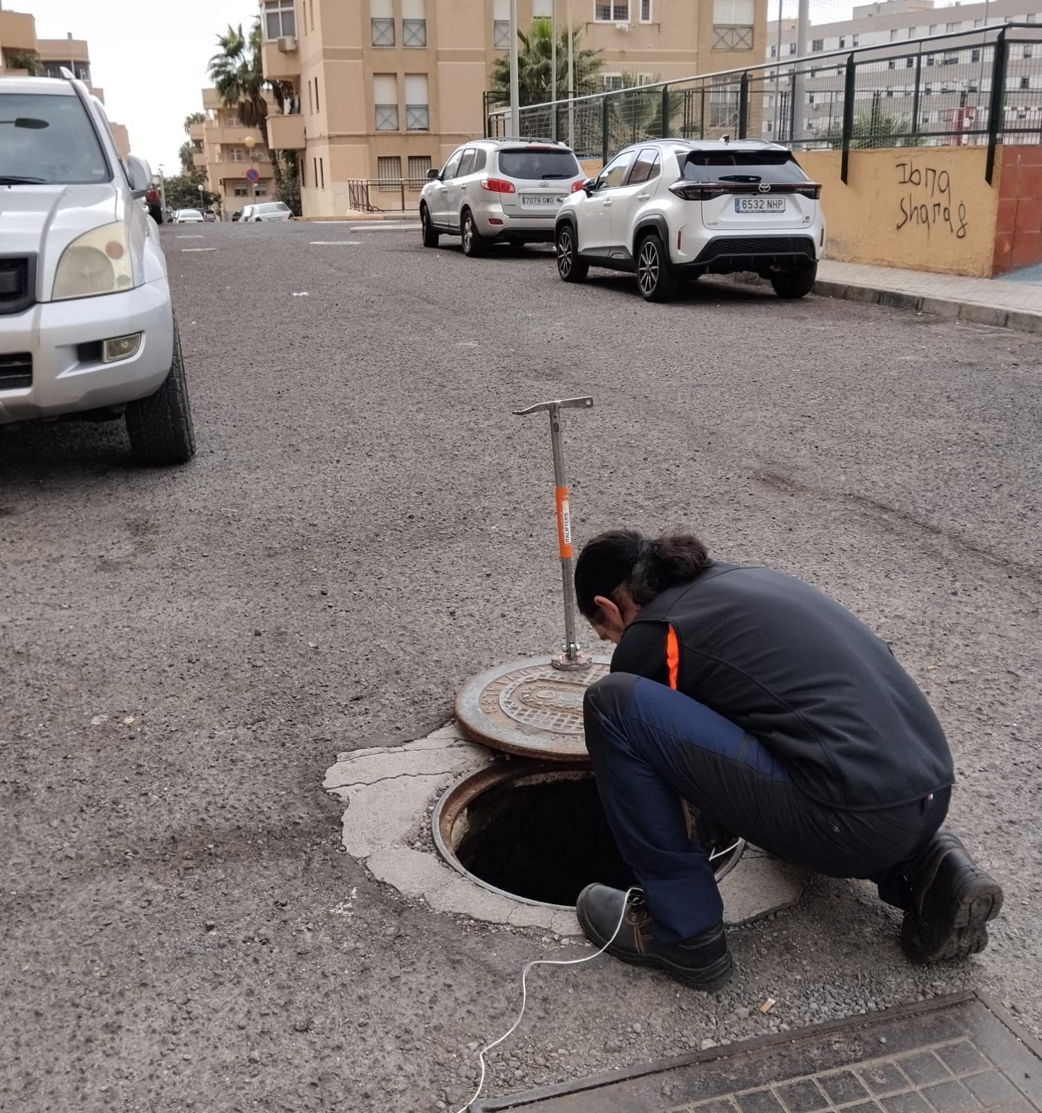 Imagen de la noticia: Medio Ambiente desratiza el alcantarillado del barrio Tiro Nacional