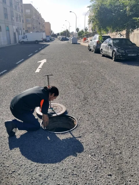 Imagen de la noticia: Medio Ambiente desratiza el alcantarillado del barrio Tiro Nacional