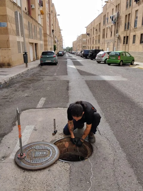 Imagen de la noticia: Medio Ambiente desratiza el alcantarillado del barrio Tiro Nacional