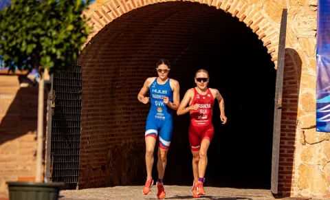 Imagen de la noticia: Seis triatletas españoles pelearán por las medallas este sábado en la Ensenada de los Galápagos