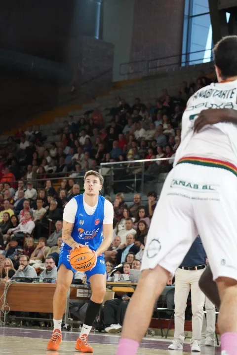 Imagen de la noticia: El Melilla Ciudad del Deporte remonta en León (92-96) y lidera en solitario el Grupo A