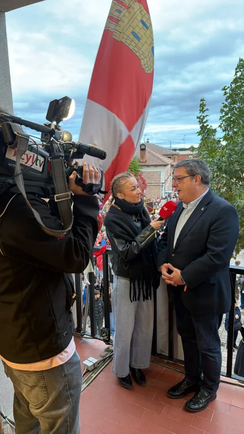 Imagen de la noticia: Francisco Díaz recibe el título de Posadero Real en Valdestillas y estrecha lazos con Melilla