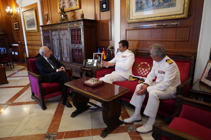 Imagen de la noticia: Imbroda recibe al almirante de la Flota por el homenaje a los marinos caídos en Melilla