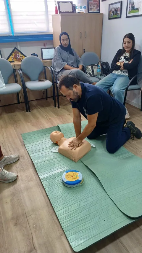 Imagen de la noticia: El Banco de Alimentos de Melilla instala un desfibrilador y forma a su personal y voluntariado
