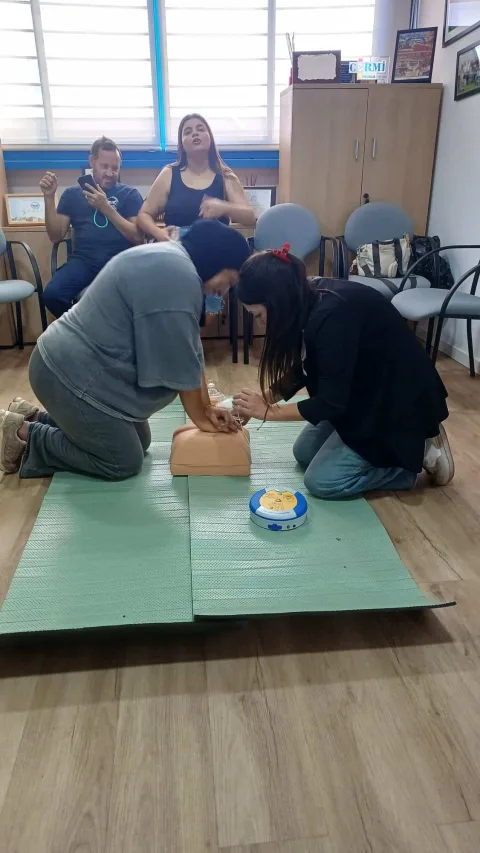 Imagen de la noticia: El Banco de Alimentos de Melilla instala un desfibrilador y forma a su personal y voluntariado