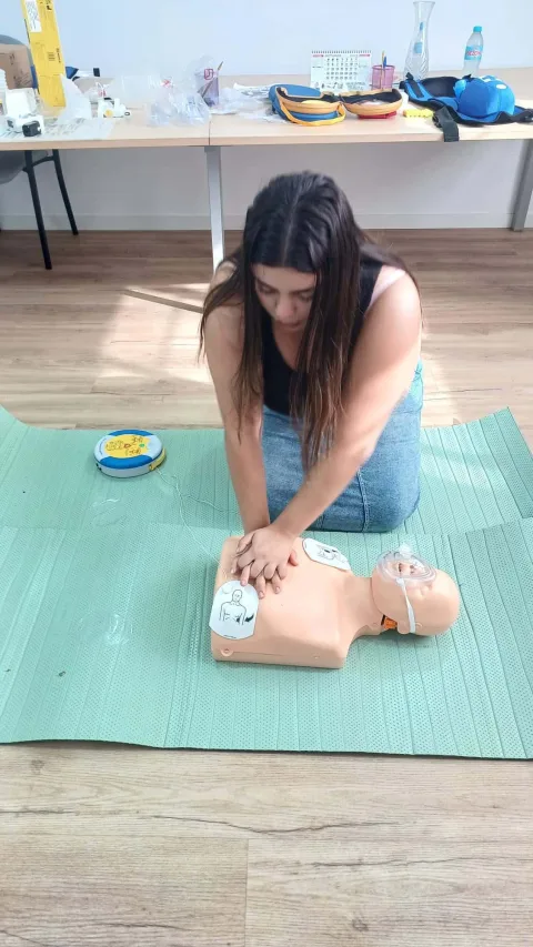 Imagen de la noticia: El Banco de Alimentos de Melilla instala un desfibrilador y forma a su personal y voluntariado