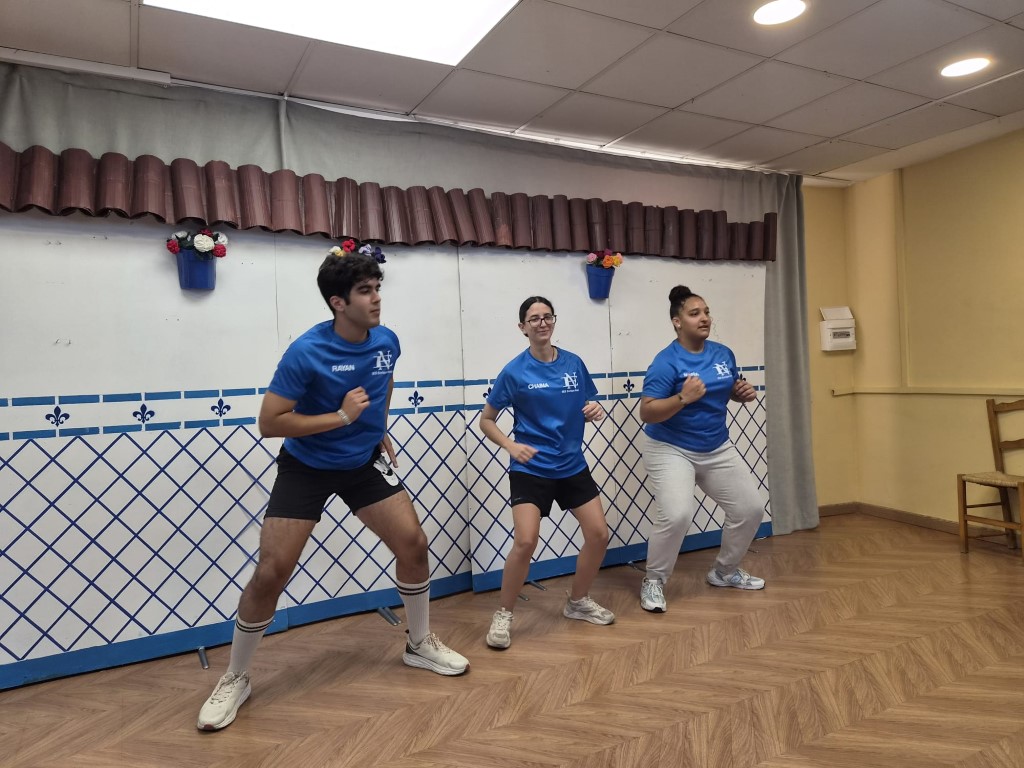 Imagen de la noticia: Alumnos del IES Enrique Nieto imparten una clase de actividad física adaptada en el Centro Social de Mayores