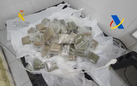 Imagen de la noticia: La Guardia Civil incauta 25 kilos de hachís en el Puerto de Melilla