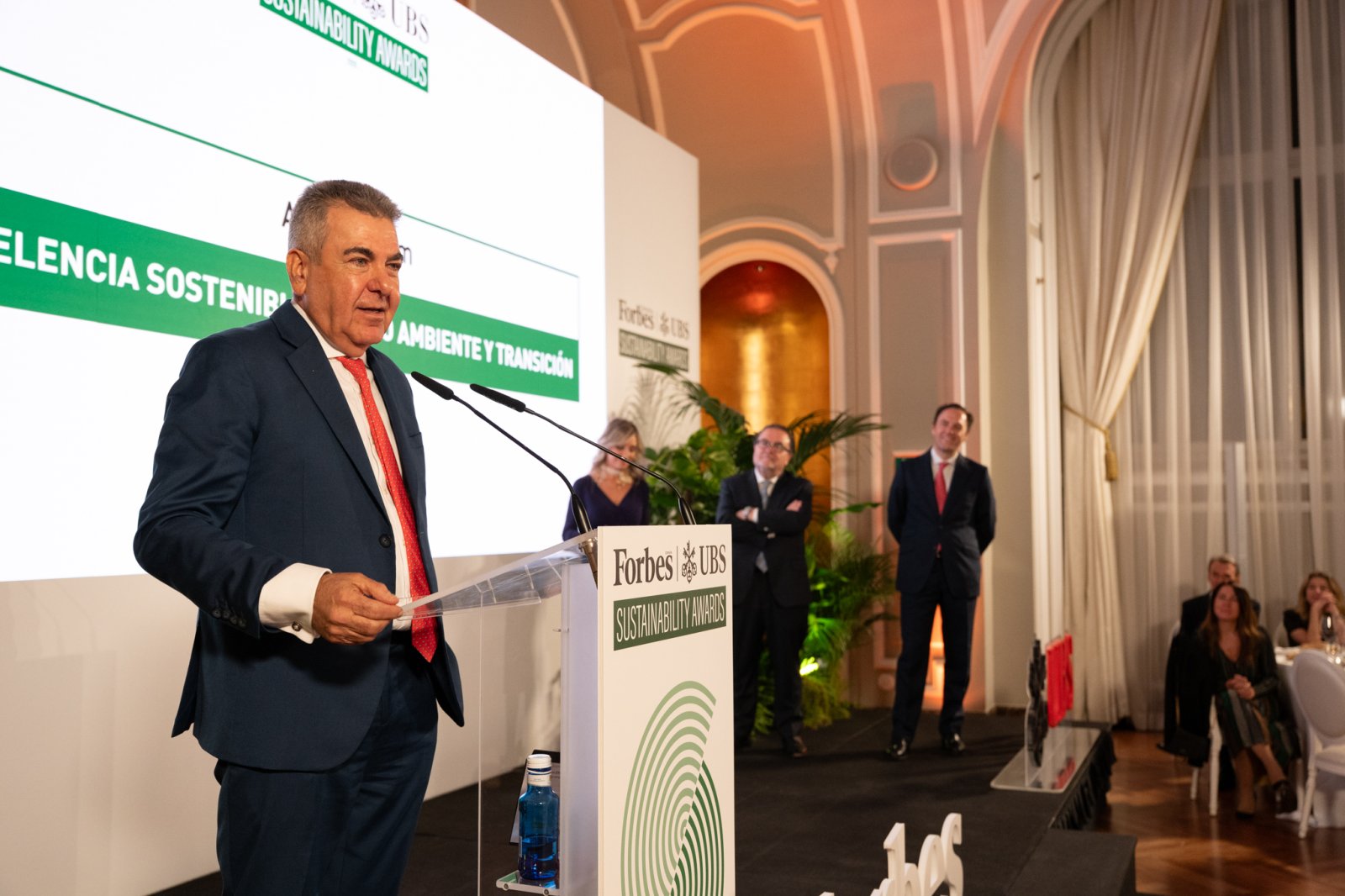Imagen de la noticia: Air Nostrum recibe un premio de Forbes y UBS por su sostenibilidad
