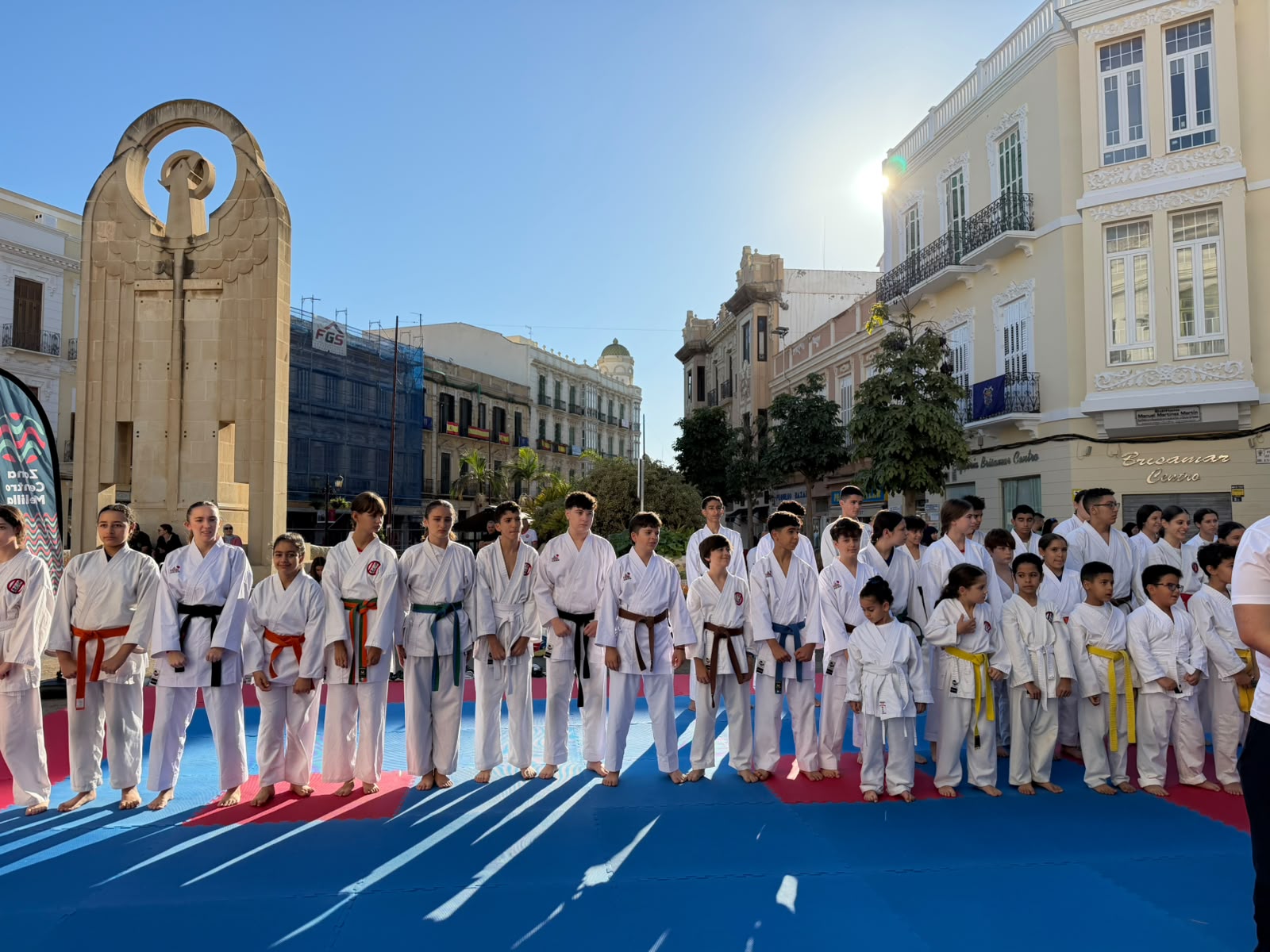 Imagen de la noticia: El kárate toma la calle Héroes de España con un torneo