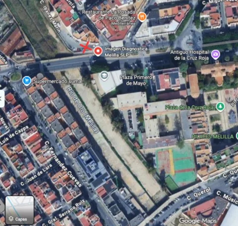Vista aérea de mapa con calles, edificios, un cauce seco y etiquetas como Plaza Primero de Mayo y Río de Oro.