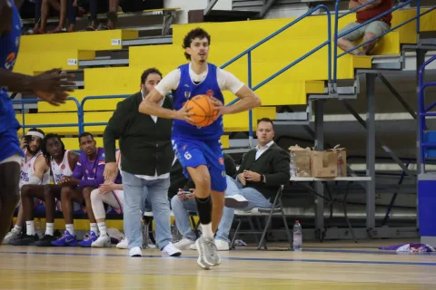 Imagen de la noticia: El Melilla Ciudad del Deporte sigue líder tras ganar al Tres Cantos (81-64)