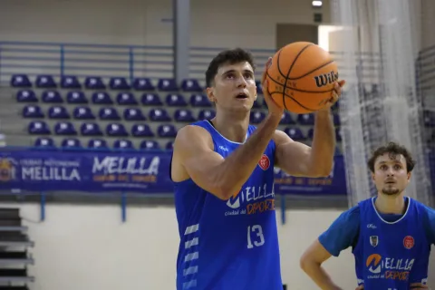 Imagen de la noticia: El Melilla Ciudad del Deporte sigue líder tras ganar al Tres Cantos (81-64)