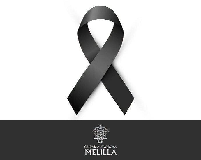 Lazo negro de duelo sobre fondo blanco y, debajo, el escudo y el texto Ciudad Autónoma Melilla en una franja oscura.